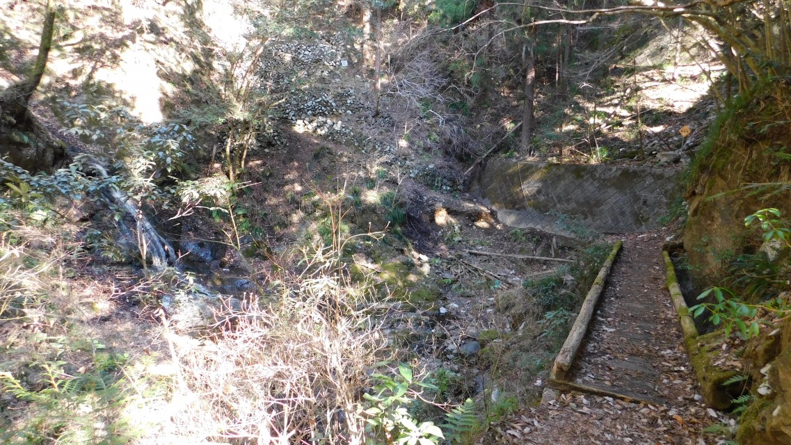 �m 19�^83 �n�@�؂̋������e�f�b�L�ɂȂ��Ă���