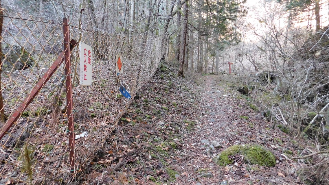 �m 29�^83 �n�@���S�z�Ɓi���j�̋��Ԃ�ʉ߁B�O���ɕ��p�\��������B