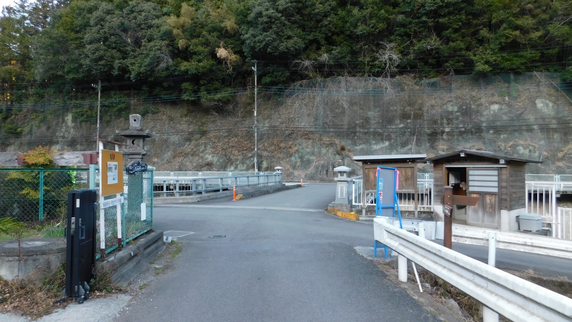 �m 141�^154 �n�@�O���͍���299�����B���̎�O���E�֓���B