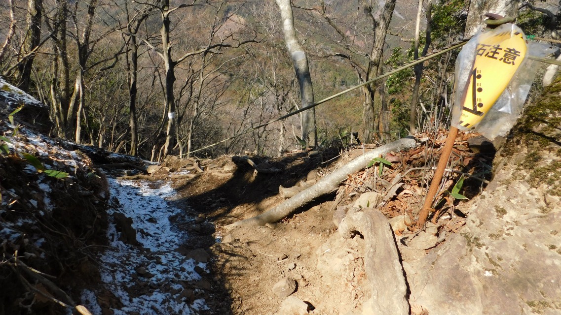 �m 53�^154 �n�@�R����O�Ƀ��[�v���ݒu����Ă���B�R���������U��Ԃ��āB