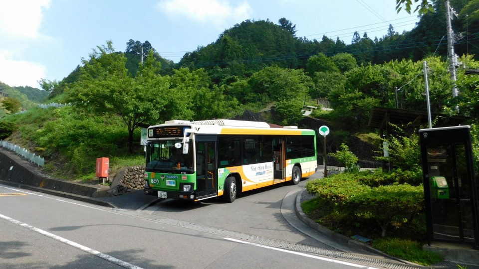 上成木バス停。8:13。バスの後ろの道路を左へのぼる。