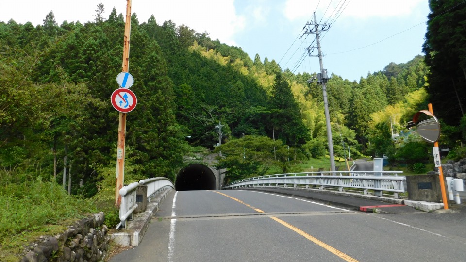 成木街道（53号線）。前方、「小沢（こさわ）トンネル」。右の道へ入る。上成木橋にて。