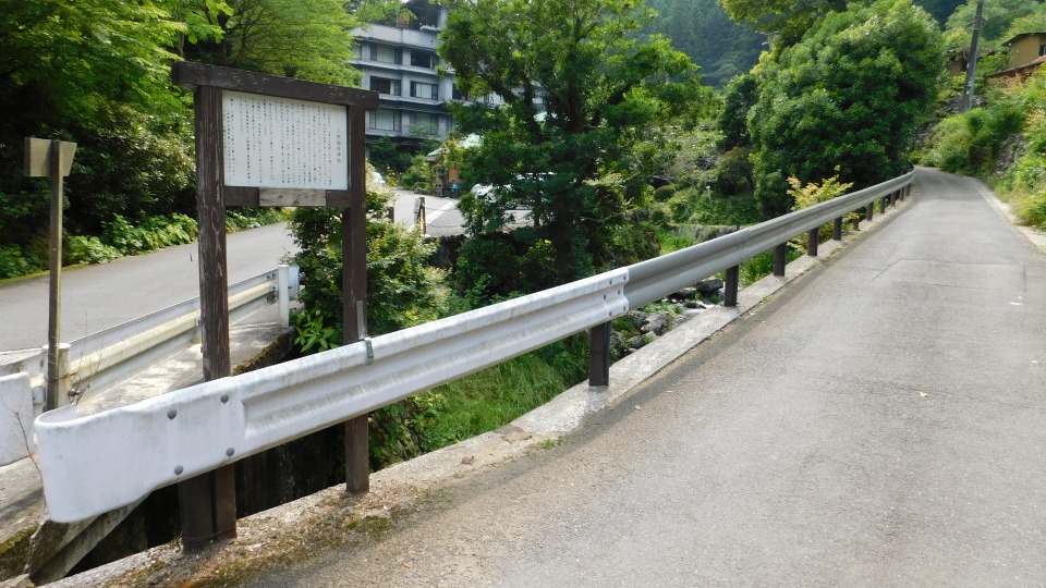 「三照稲荷神社（さんしょういなりじんじゃ）」案内板。「解説」参照。