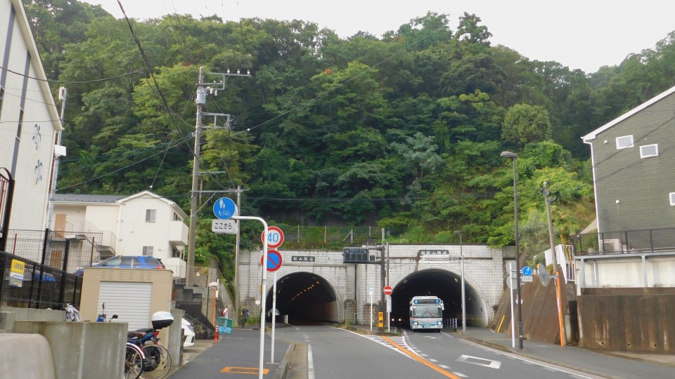 左「桜山隧道」へ入る。右は「新桜山隧道」。