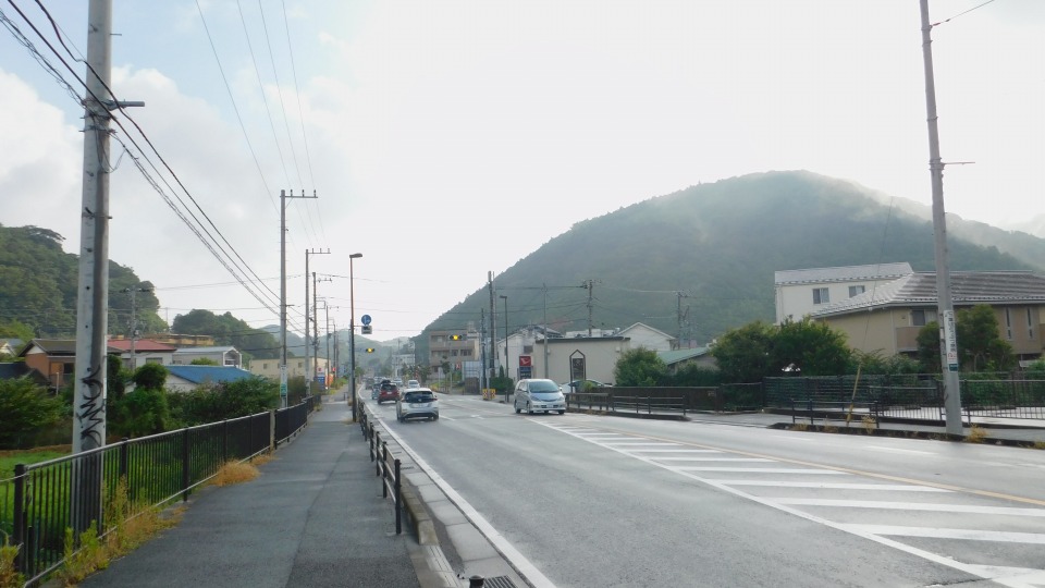 前方の信号「川久保」で右の道へ入る。右手に見える山が阿部倉山。