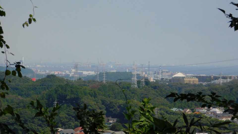 「いこいの丘」から野島方面を展望する。「ＪＲ 東逗子駅 約 2.2ｋｍ」へ向かう。