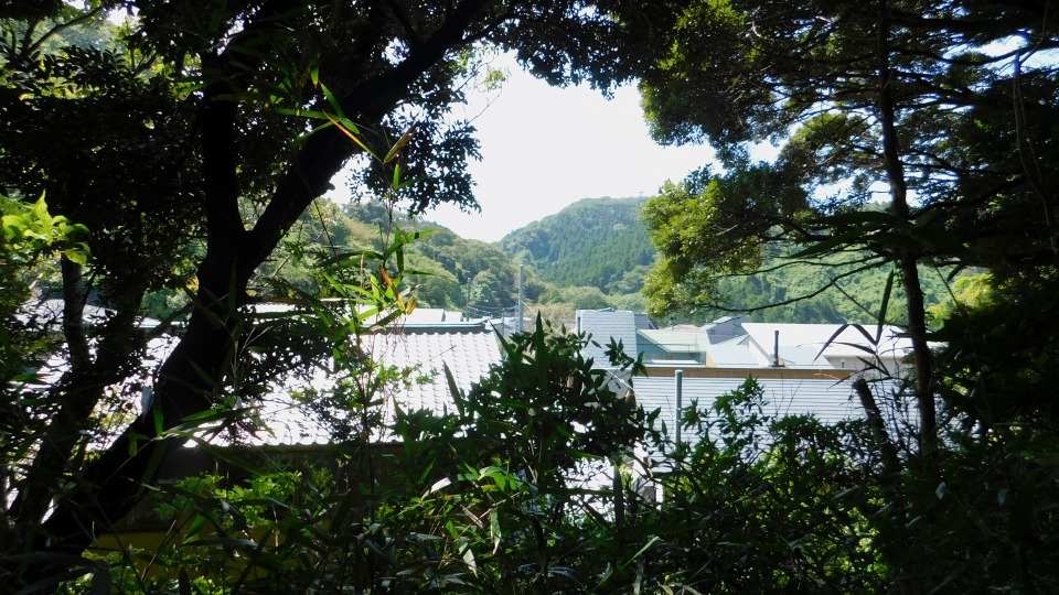 登山道のすぐ隣は住宅地